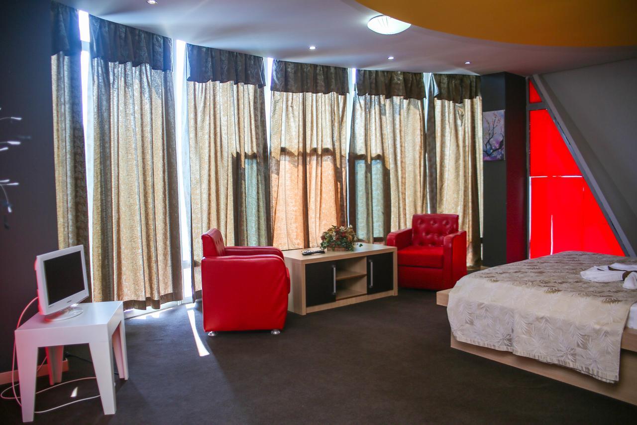 Hotel Vila Aeroport Rinas Extérieur photo