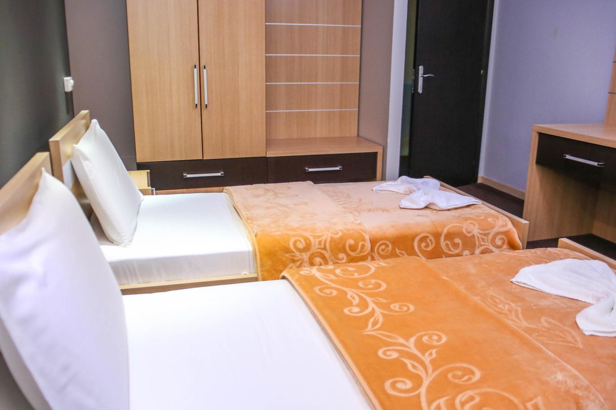 Hotel Vila Aeroport Rinas Extérieur photo
