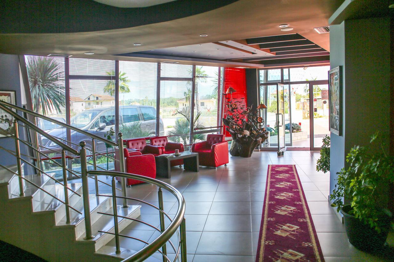 Hotel Vila Aeroport Rinas Extérieur photo