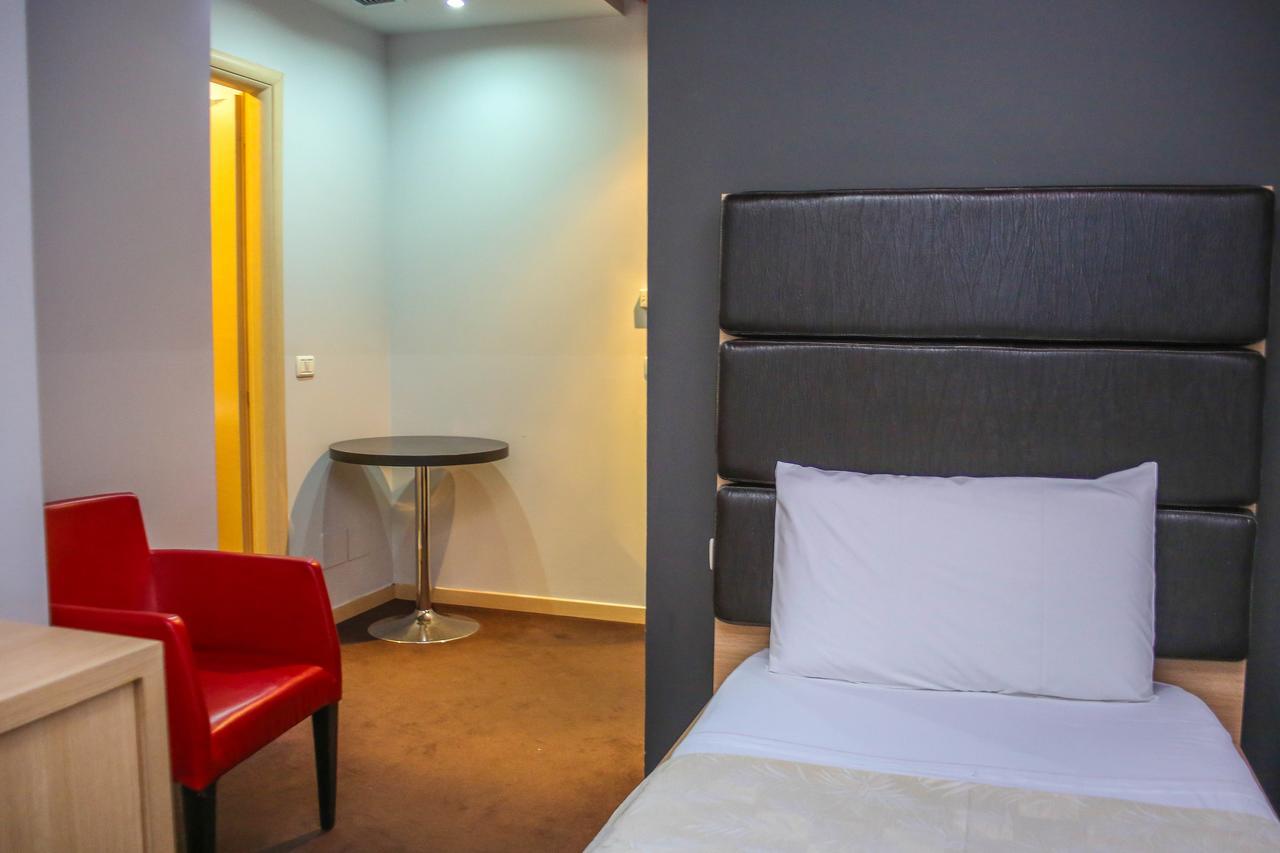 Hotel Vila Aeroport Rinas Extérieur photo
