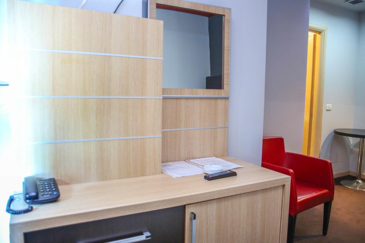 Hotel Vila Aeroport Rinas Extérieur photo
