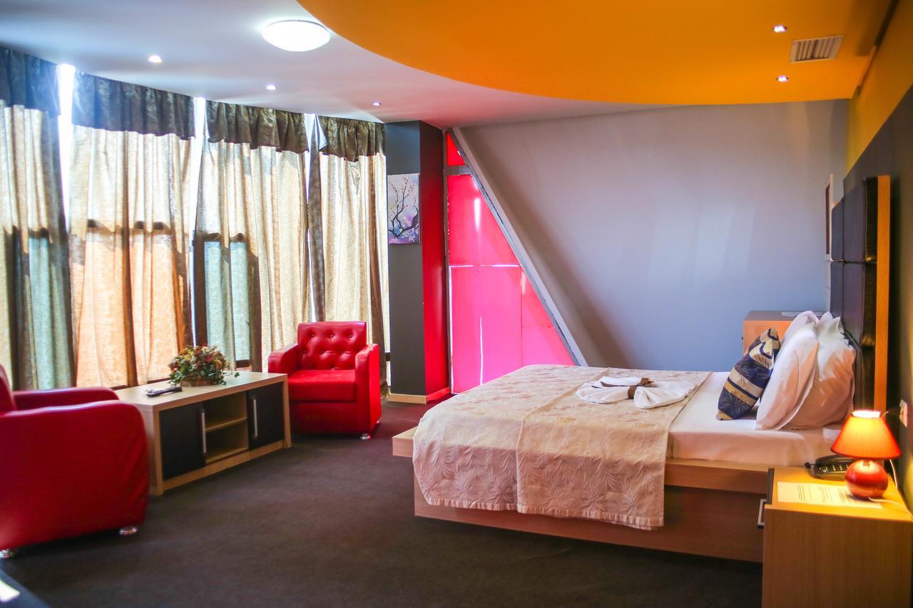 Hotel Vila Aeroport Rinas Extérieur photo