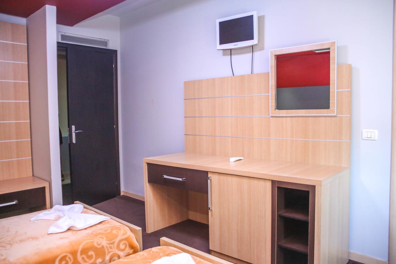 Hotel Vila Aeroport Rinas Extérieur photo
