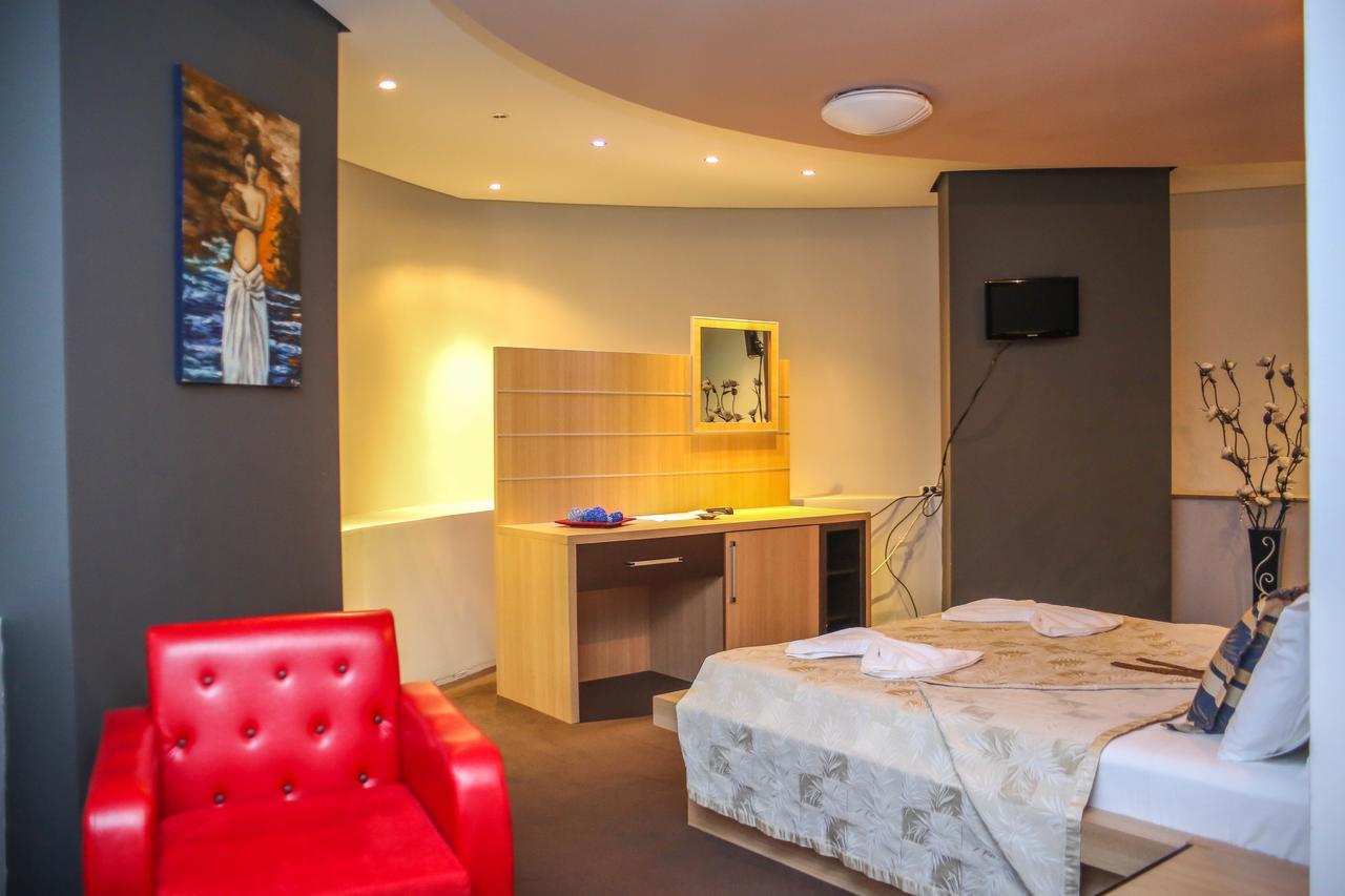 Hotel Vila Aeroport Rinas Extérieur photo